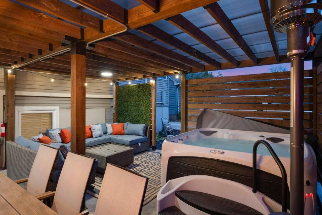 Hot Tub Theatre Sauna Arcade Games Gym Sleeps10 Holiday home Minneapolis