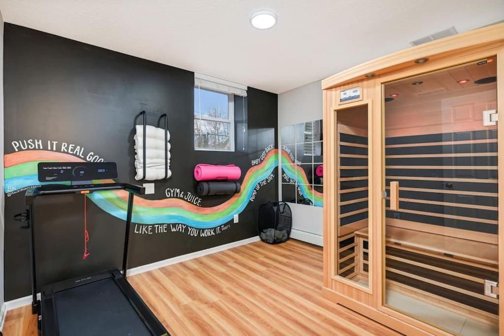 Hot Tub Theatre Sauna Arcade Games Gym Sleeps10 Minneapolis